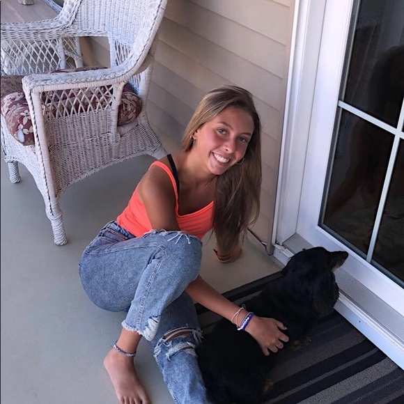 Meet your Posher, Taylor - Picture 2 of 3